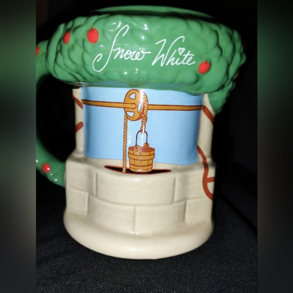 Snow White Themed Mug with Green and Cream Colors - Picture 1 of 8